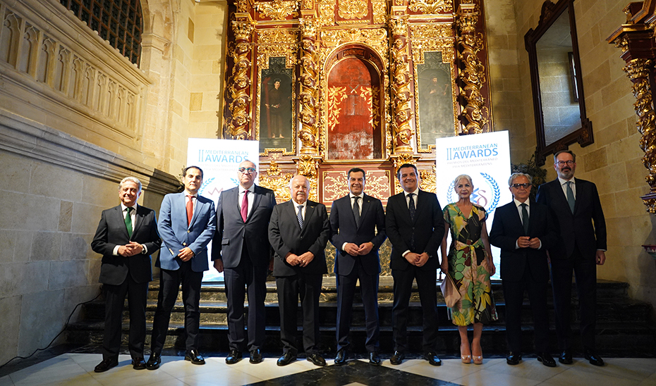 El presidente de la Junta, Juanma Moreno, junto con el resto de autoridades, en la ceremonia de entrega en Córdoba de los II Premios del Mediterráneo.